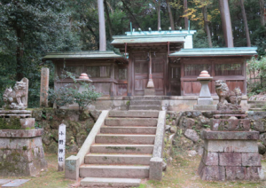 写真4　石造りの鏡餅が飾られた小野神社(2015年12月18日) 