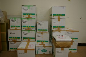 積み上げられた段ボール箱：調査実施中の研究室内の風景です。この箱の中身は？詳細は次回以降を乞うご期待。（写真提供／『栄養と料理』（女子栄養大学出版部））